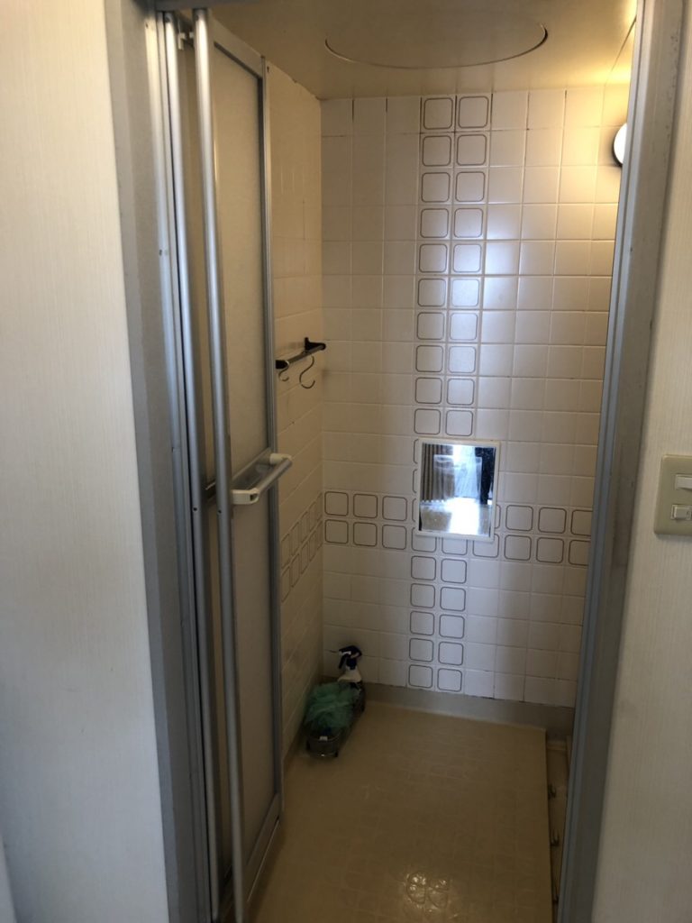 浴室ドアリフォーム】三協アルミ中折れドアをカバー工法で取付 名古屋